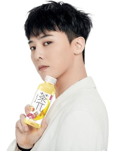 G-DRAGON代言中国饮料品牌“茶π”。 韩联社/YG娱乐供图(图片严禁转载复制)